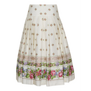 Sattelrock Blumenhoamat in Creme mit klassischem Bordürendruck und Blumenmuster am Saum.
