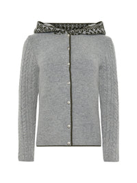 Strickjacke „Alpenzauber“ – mit Zopfarm & Kapuze