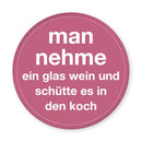 Magnet Man nehme ein Glas Wein und schütte es in den Koch