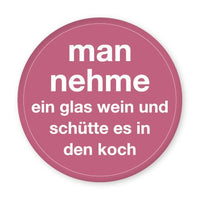 Magnet Man nehme ein Glas Wein und schütte es in den Koch