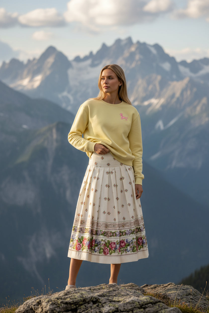 Sattelrock „Blumenhoamat“ – klassischer Bordürendruck in Creme