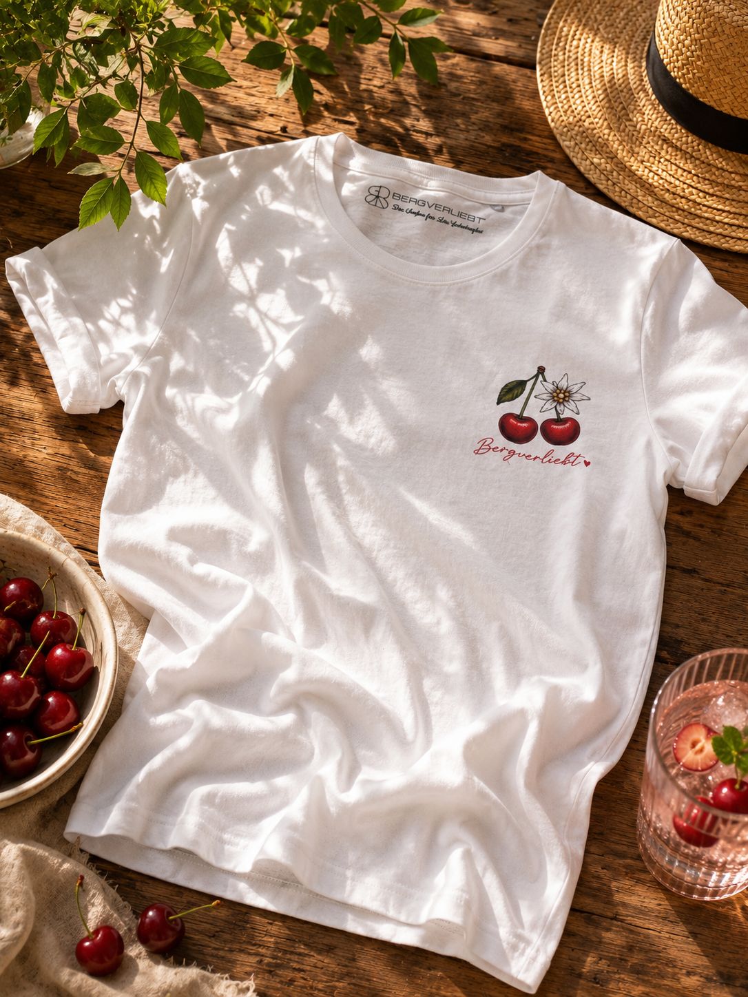 T-Shirt „Dolce Vita Kirsche“ – Herzstück by Bergverliebt®