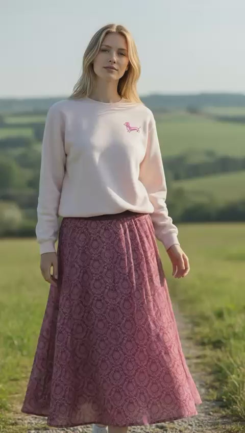 Bergverliebt® Sweatshirt „Dackelkönigin“ – Rosé