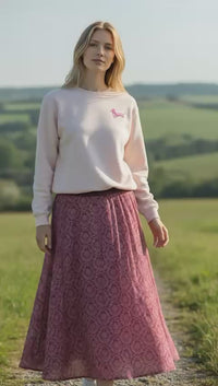 Bergverliebt® Sweatshirt „Dackelkönigin“ – Rosé