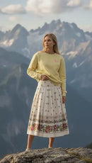 Sattelrock „Blumenhoamat“ – klassischer Bordürendruck in Creme