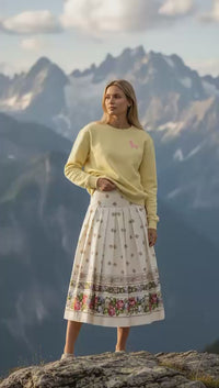 Sattelrock „Blumenhoamat“ – klassischer Bordürendruck in Creme